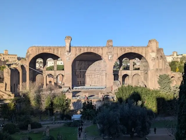 De imponerende ruiner af Maxentius-basilikaen i Forum Romanum set på en guidet tur i Roma.