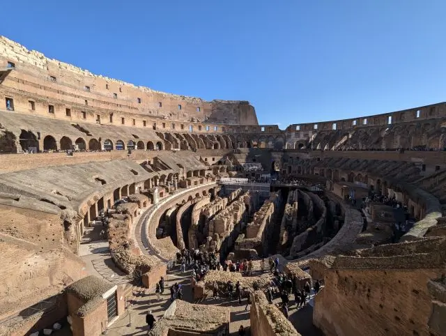 Indersiden af arenaen i Rom oplevet under en privat guidet tur i Colosseum.