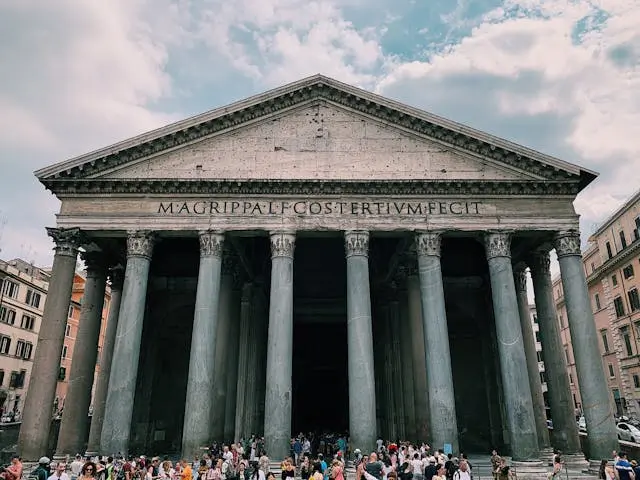 Den imponerende facade af Pantheon i Rom med de klassiske korintiske s&oslash;jler, bes&oslash;gt p&aring; en dansk guidet tur.