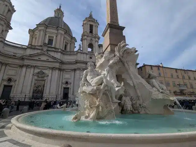 Piazza Navona i Rom med Berninis Fontana dei Quattro Fiumi og Sant'Agnese in Agone kirke, oplevet p&aring; en privat guidet byvandring.