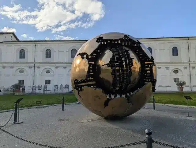 Guidet tur i Vatikanmuseet på dansk – se den gyldne kugle i Belvedere-gården.