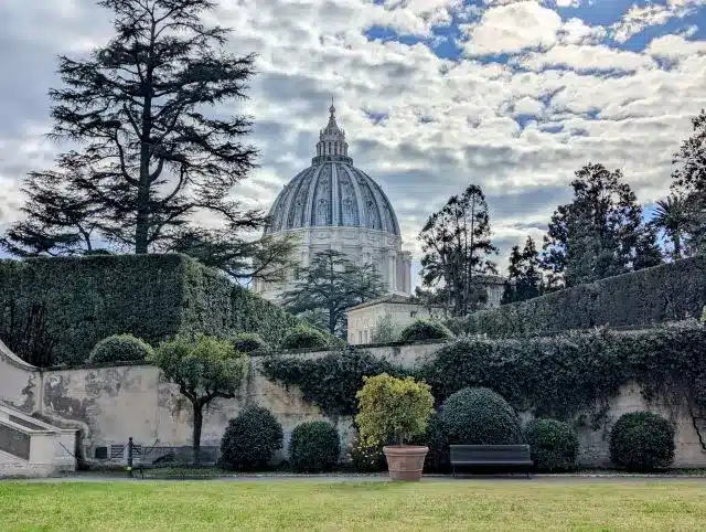 Udsigt til Peterskirkens kuppel fra Vatikanhaven – Privat guidet tur med dansk guide.