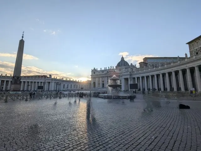 Petersplassen i solnedgang – Avslutt din private guidede tur i Vatikanet med Scandiwalks.