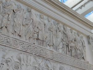 Nærbillede af Ara Pacis processionsfrise, med udskårne figurer af kejser Augustus' familie i et langt marmorrelief