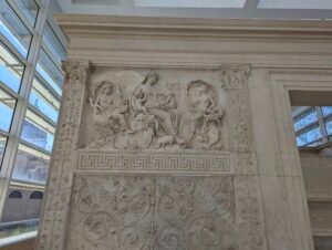 Detaljeret marmorrelief på Ara Pacis, der forestiller Tellus, jordens personifikation, flankeret af allegoriske figurer for luft og vand