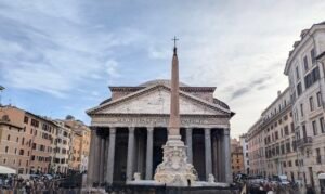 Frontudsigt over Pantheon på Piazza della Rotonda, med den antikke egyptiske obelisk og fontæne i forgrunden