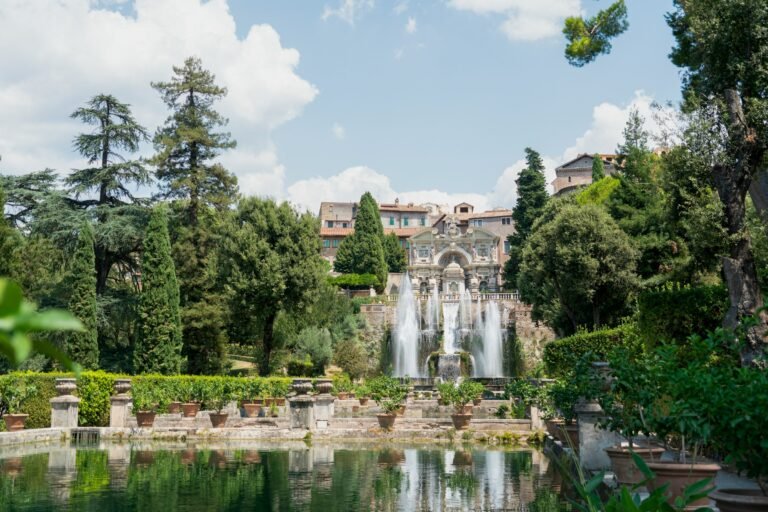 Fontæner og haver ved Villa d'Este i Tivoli, spejlet i dammen nedenfor