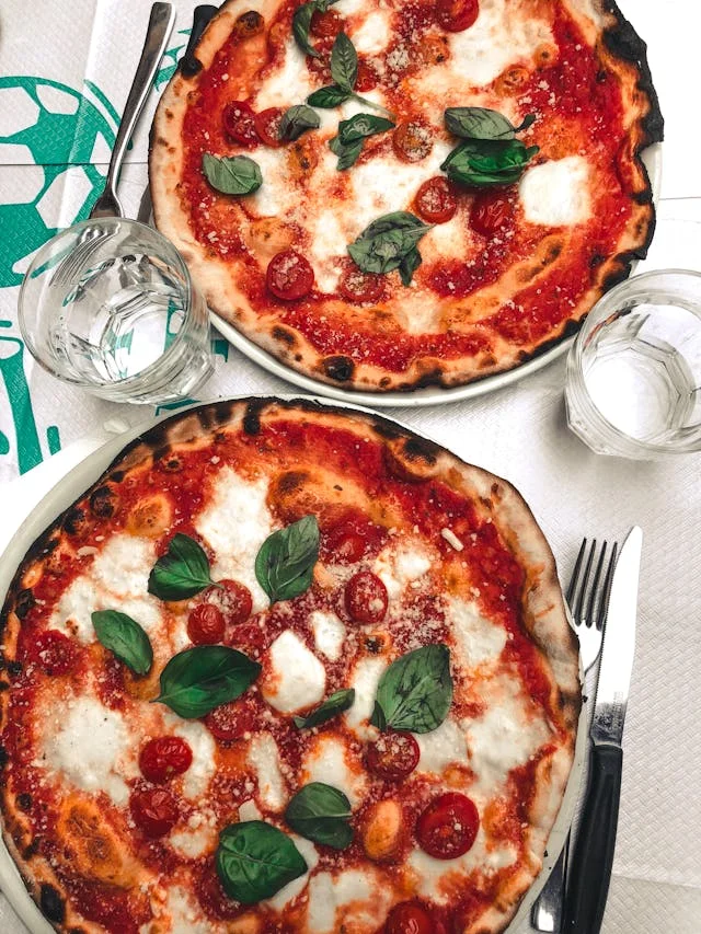 Autentisk italiensk pizza stekt i steinovn på en tradisjonell trattoria i Roma