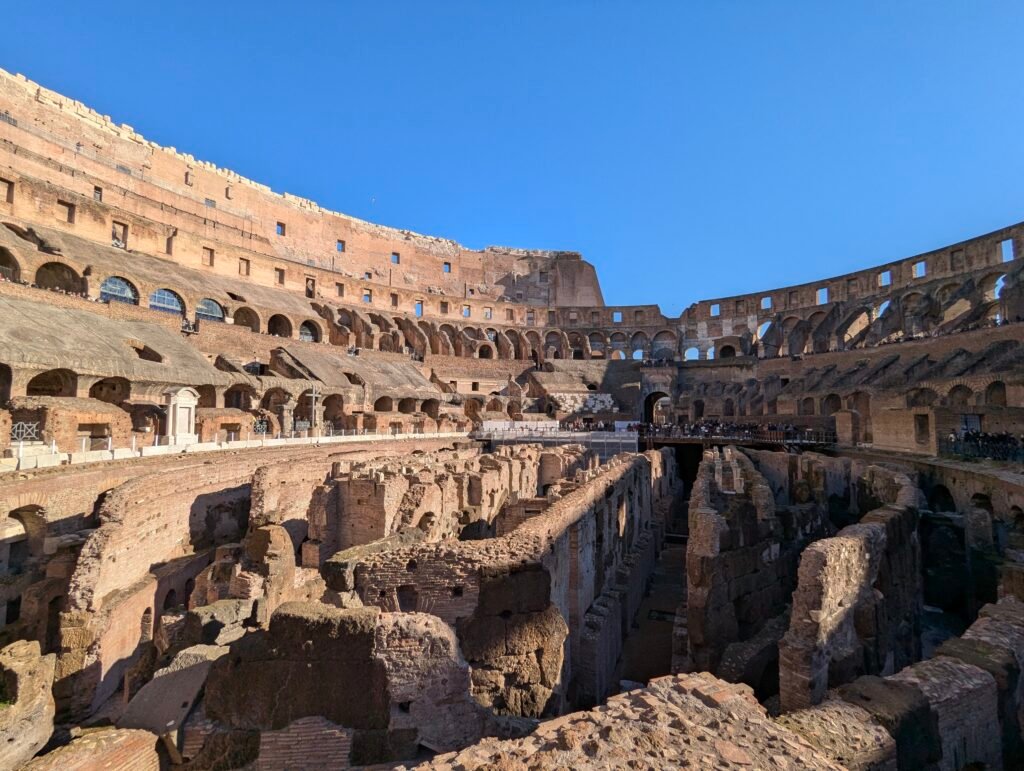 Utsikt over Colosseums hypogeum og øvre etasjer