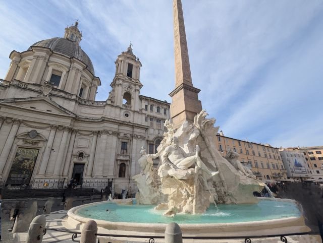 Utsikt over Fontana dei Quattro Fiumi og kirken Sant'Agnese in Agone på Piazza Navona i Roma