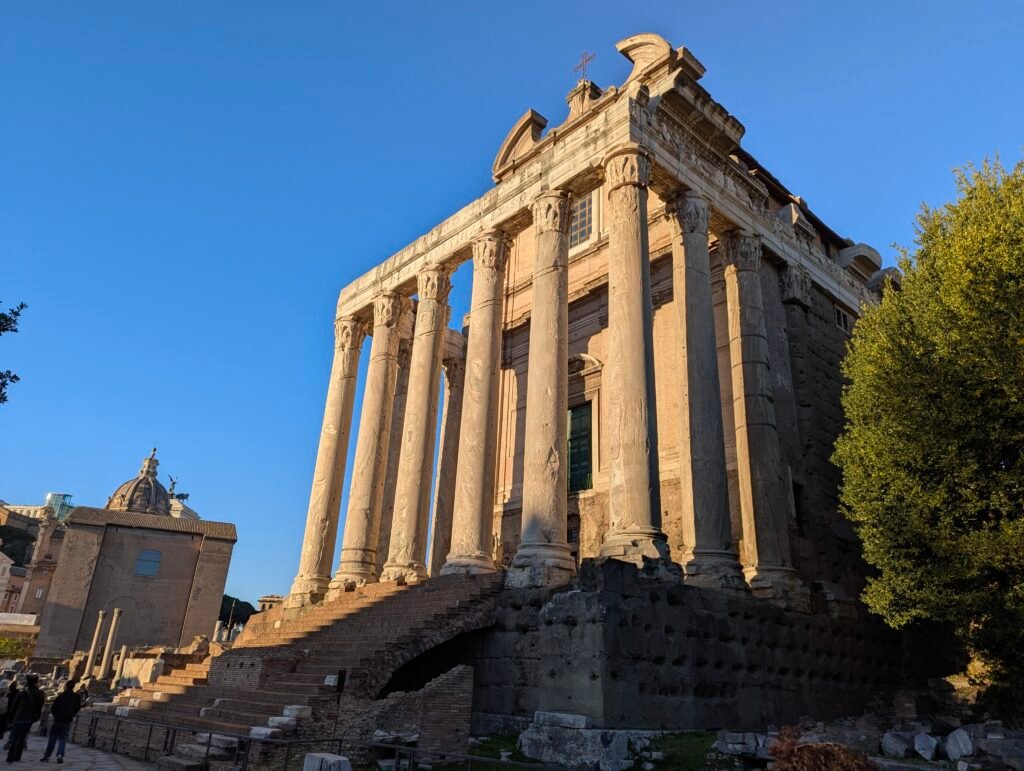 Antoninus och Faustina-templet med h&ouml;ga korintiska pelare i Forum Romanum