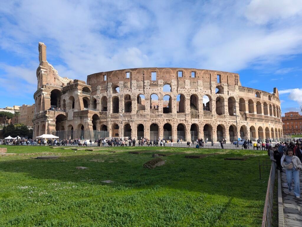 Utsikt över Colosseums exteriör i Rom med besökare i kö en vinterdag
